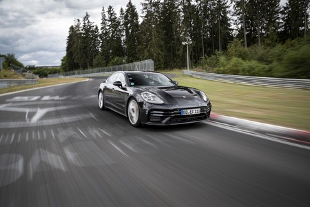 Un nuevo Porsche Panamera Turbo más potente y ligero se ha dejado ver en vídeo, y marcando récord en Nürburgring