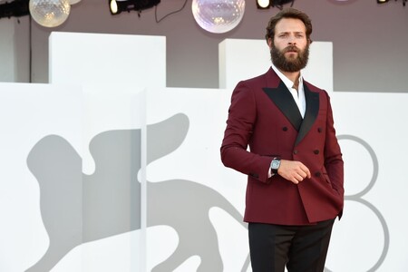 Alessandro Borghi ha llevado el más elegante (y definitivo) look de otoño en el Festival de Cine de Venecia que queremos replicar ya mismo