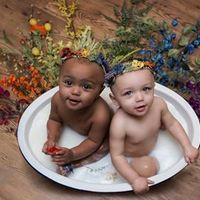 El primer cumpleaños de las mellizas de diferente color de piel que son también bebés arco iris 
