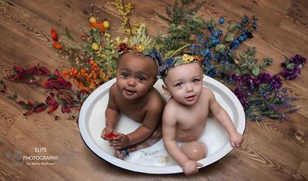 El primer cumpleaños de las mellizas de diferente color de piel que son también bebés arco iris