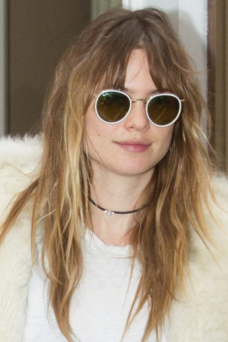 Lo retro se lleva en las gafas de sol de Behati Prinsloo