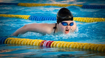 Si quieres correr más, métete en la piscina: así es como la natación te ayuda a ser un mejor corredor