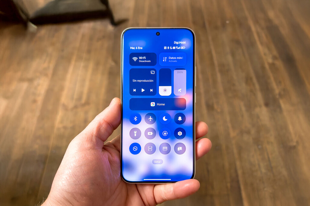 Adiós a las pantallas AMOLED en los móviles baratos: será el gran sacrificado por culpa del auge de la IA  