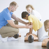Primeros auxilios, una materia obligatoria por ley en los colegios, pero que la mayoría de centros no imparte