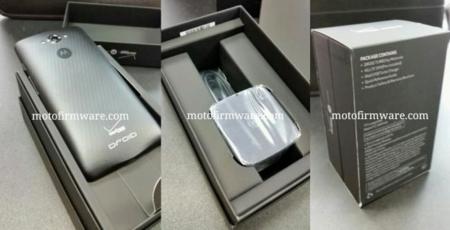 Motorola Droid Turbo en su paquete de venta, con Turbo Charger