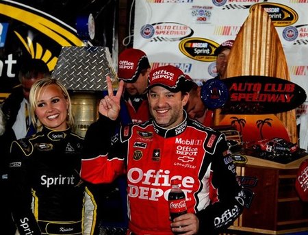 Segunda victoria de Tony Stewart de la temporada en una carrera acortada por la lluvia