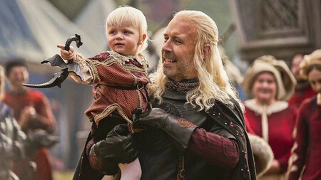 Aegon II en brazos de Viserys