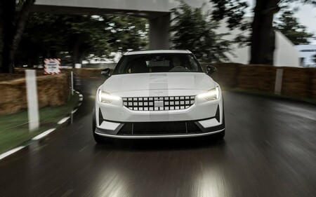 La versión más picante del Polestar 2 es un coche eléctrico con 476 CV que ya se ha lucido subiendo la colina de Goodwood
