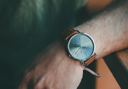 Éstos relojes demuestran que el color marrón también se lleva (con elegancia pura) en los accesorios de otoño