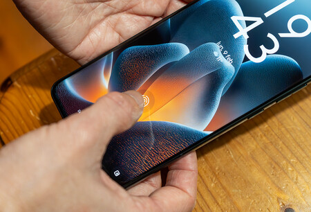 El sensor de huellas ultrasónico se agradece en un móvil tan fino