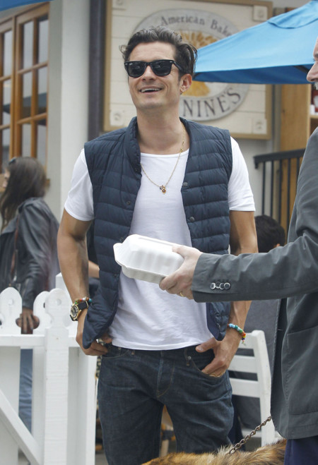 Haz como Orlando Bloom y aprende a combinar básicos con excelente resultado