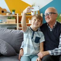 Algo bueno tiene que te encasqueten a los nietos: la ciencia apunta que es un gran escudo contra el deterioro cognitivo