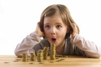 Los niños acuñan su propia moneda en el taller de la Real Casa de Moneda, Segovia