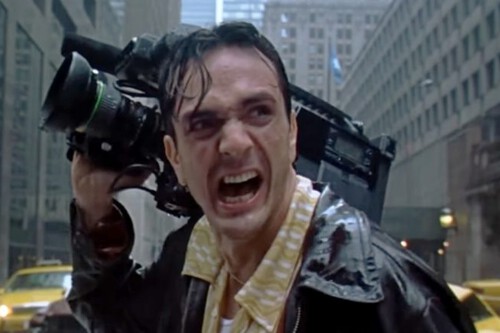 Em 1998, um diretor alemão fez um filme de Godzilla, mas é tão ruim que até a trilha sonora do filme zomba dele