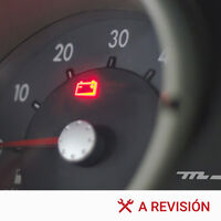 Se me ha encendido la luz de la batería en marcha. ¿Y ahora qué hago? ¿Cuánto tiempo puedo seguir conduciendo el coche?