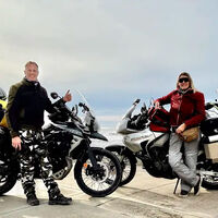 Una pareja motera fue de viaje a Irán para un par de días. Llevan arrestados meses por "cargos de seguridad no especificados" 