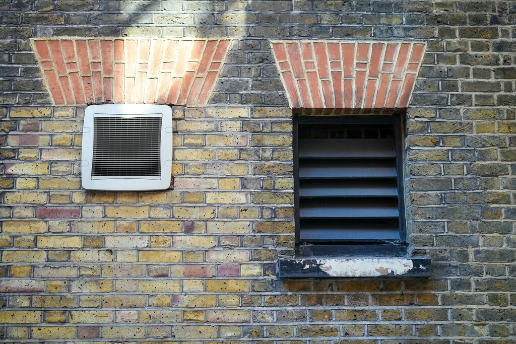 Hay quien tapa las rejillas de ventilación de la casa con papel de aluminio o cartón. Dependiendo del caso puede ser hasta peligroso 