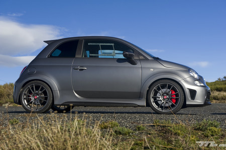 Abarth 695 Biposto BMW M2 Motorpasion 10