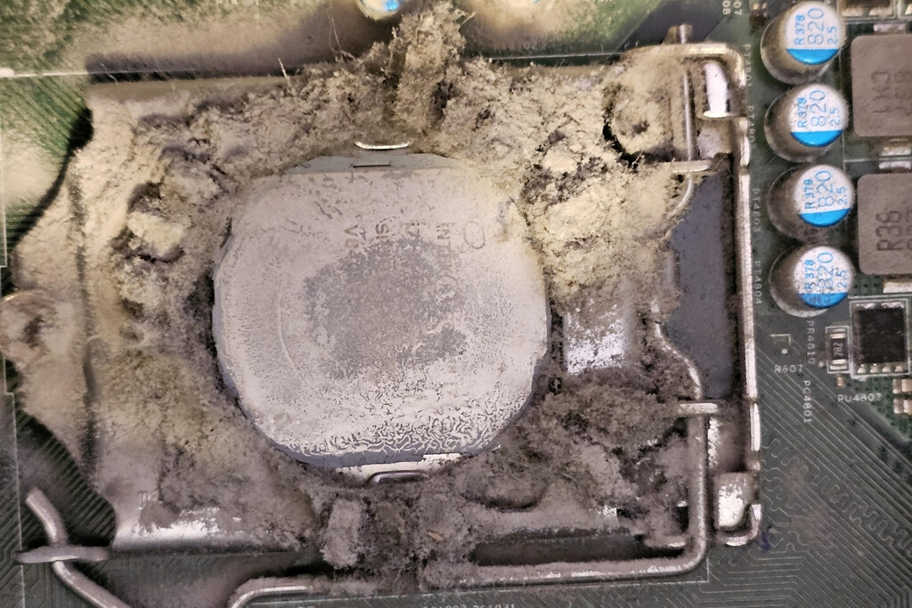 Le regalan un PC Gaming para dárselo a su hermana y cuando lo desatornilla descubre que tiene tanta suciedad que hay vida dentro 