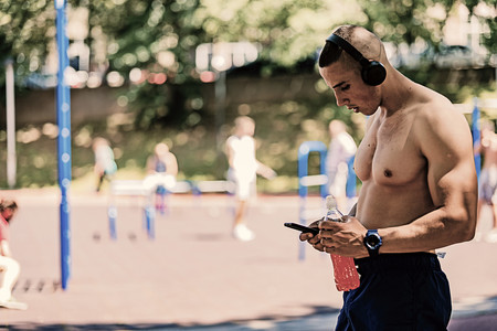 Cinco ejercicios de CrossFit que puedes hacer en el parque