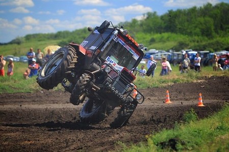 Competiciones Curiosas: carreras de tractores en Rusia