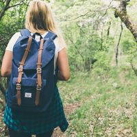 Cómo viajar solo con una mochila de mano