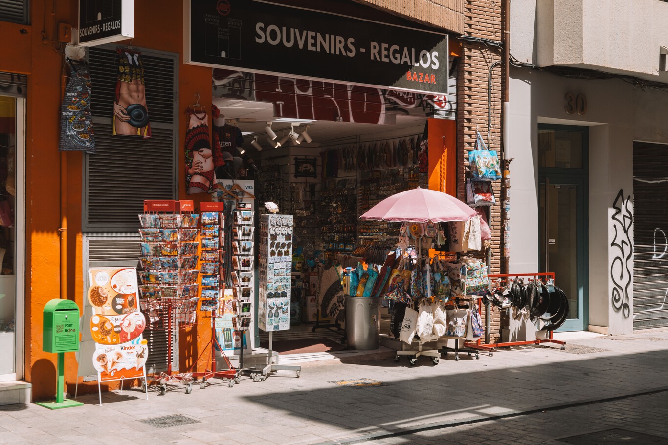 Fachada de una tienda de conveniencia cerrada con cartel de cierre