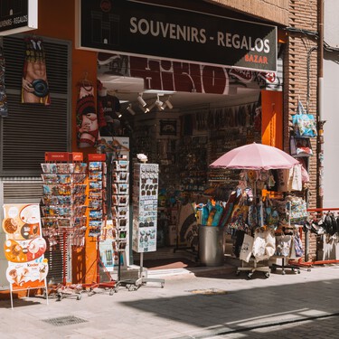 Media docena de ciudades catalanas imitan el veto de Barcelona a los supermercados 24 horas para proteger al comercio de barrio 