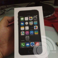 La presunta caja de iPhone 5S: un anillo plateado en el botón de Inicio 