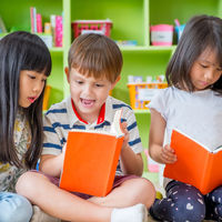 Un colegio de Barcelona censura 'Caperucita Roja' y otros 200 cuentos clásicos infantiles por tóxicos y sexistas 