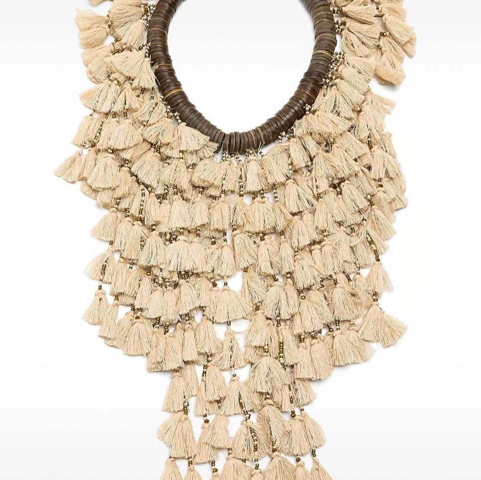 Parfois - Collar maxi con múltiples borlas decorativas.