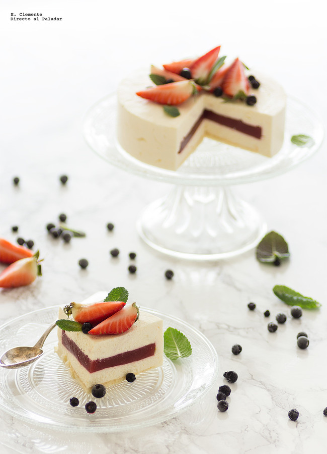 tarta mousse de queso crema con interior de fresa