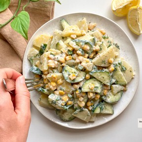 Ensalada de patatas, pepino y maíz dulce: una combinación de sabores bien rica e ideal para el calor