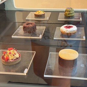 En esta pastelería de autor de Barcelona los dulces se exhiben como en un museo: sólo hacen seis pasteles por estación 