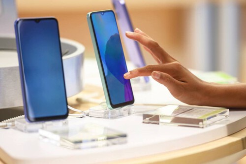 Celular apoiado em mostruário. Créditos: banco de imagens