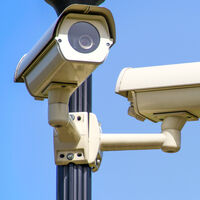 La DGT ya vigila con cámaras que respetes un STOP o no te saltes una línea continua, pero no está multando. Y puede que no lo haga nunca