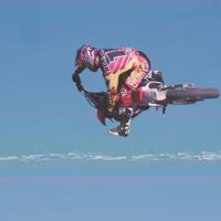 Viaja al pasado con Ken Roczen usurpando la Honda CR 250 '96 de Jeremy McGrath en un vídeo muy 90's 