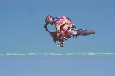 Viaja al pasado con Ken Roczen usurpando la Honda CR 250 '96 de Jeremy McGrath en un vídeo muy 90's