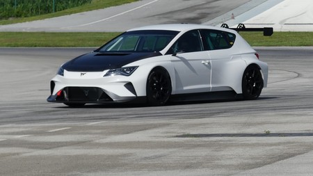 Video: Cupra e-Racer se deja ver por primera vez en pista 