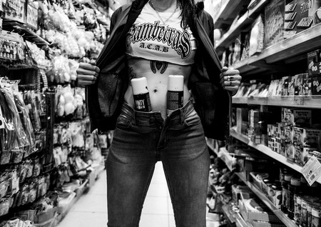 "Quería hacer un reportaje global de la mujer en el mundo del graffiti": JEOSM, autor del fotolibro 'Ellas'