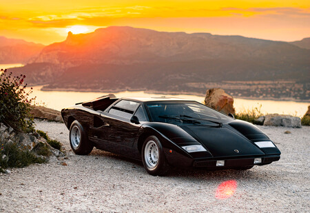 Uno de los legendarios Lamborghini Countach 'Periscopio' sale ahora a subasta y está literalmente firmado por Gandini