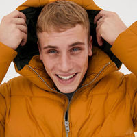Este plumas amarillo Jack&Jones está en oferta en ASOS por solo 29,99 euros