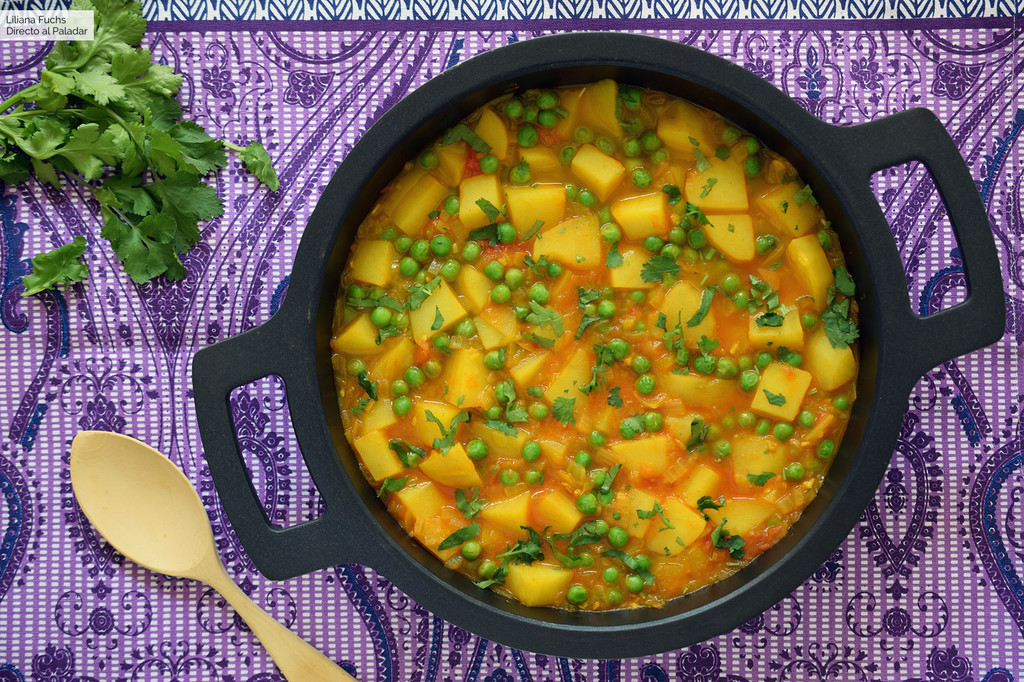 Curry de patatas y guisantes o aloo matar, receta tradicional de la India (vegana y muy fácil)