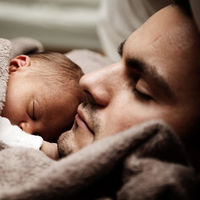 El Constitucional estudia la equiparación de los permisos de maternidad y paternidad 