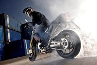 Aprilia Dorsoduro Factory, un divertido anuncio viral para la supermotard más exclusiva