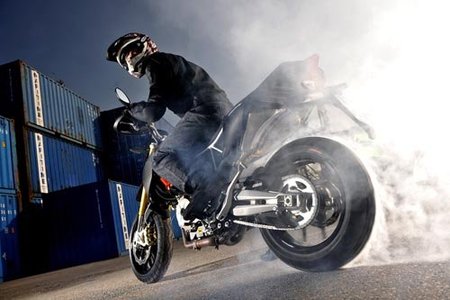 Aprilia Dorsoduro Factory, un divertido anuncio viral para la supermotard más exclusiva