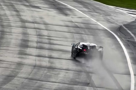 Así sí. Incluso bajo el aguacero, este Lamborghini Veneno saca a pasear sus 750 CV en circuito