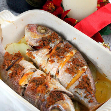 Besugo al horno con patatas panadera: la receta tradicional navideña