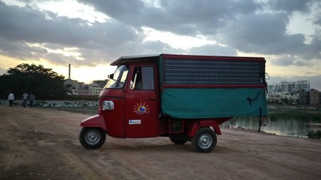 Un ingeniero indio pretende viajar desde India a Londres en un tuk-tuk eléctrico con paneles solares
