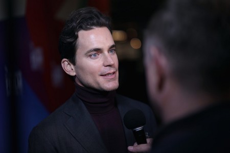 Matt Bomer nos demuesta una elegante combinación de otoño en su look en la premire de "Papa Chulo"